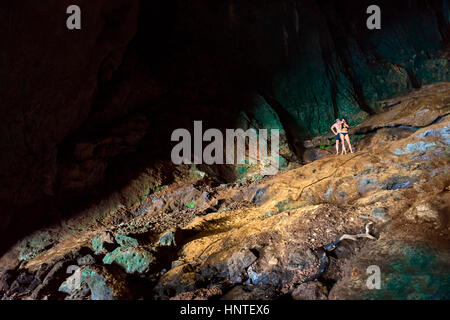 L'exploration souterraine Ko Talabeng Grotte, province de Krabi, Thaïlande Banque D'Images