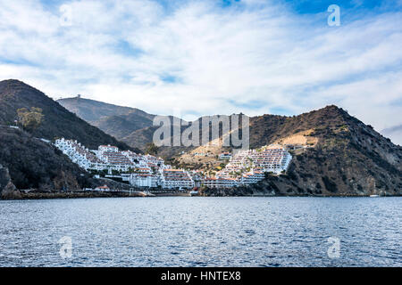 Catalina Island's Hamilton Cove est l'hôte d'une communauté de condominiums longeant la rive de l'océan Pacifique. Banque D'Images