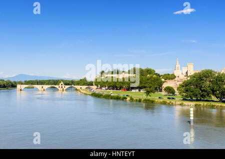 Pont Saint-Bénézet et cathédrale d'Avignon dans la distance, Avignon, France Banque D'Images