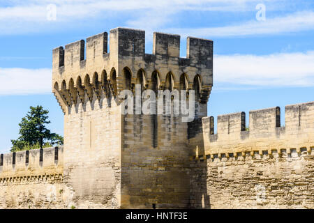 La tour de défense, une partie de la section sud des remparts de la ville médiévale fortifiée d'Avignon, France Banque D'Images