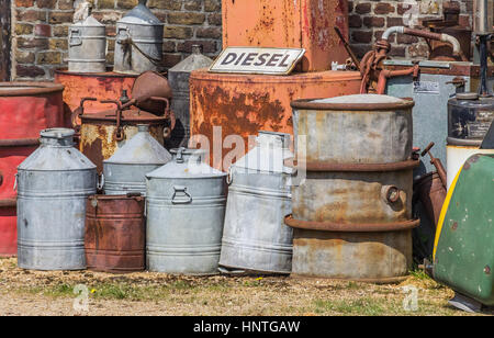 Barils de pétrole et de gaz la pompe dans un parc à ferrailles Banque D'Images