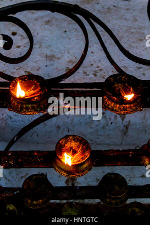 Lampes à huile brûler sur le lieu religieux Swayambhunath au Népal. Banque D'Images