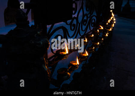Lampes à huile brûler sur le lieu religieux Swayambhunath au Népal. Banque D'Images
