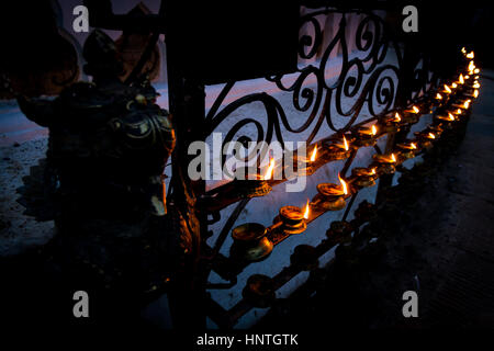 Lampes à huile brûler sur le lieu religieux Swayambhunath au Népal. Banque D'Images