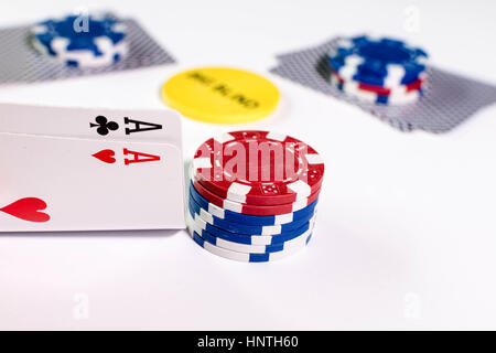 Un jeu de Texas Holdem Poker avec jetons de pari Banque D'Images