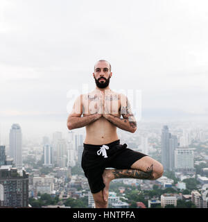 Pratiquer le Yoga Concept sur le toit de l'homme Banque D'Images