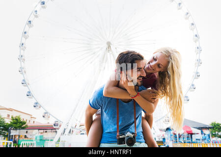 Sweet couple piggyback ride togetherness Banque D'Images