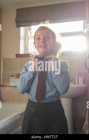 Une petite fille se préparer pour l'école junior. Banque D'Images