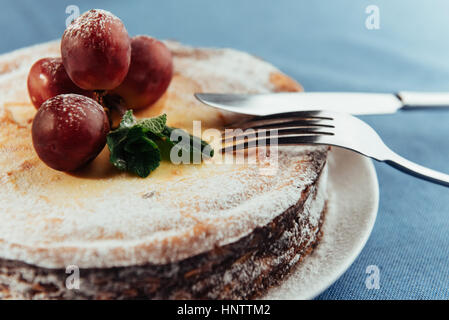 Crème fraîche cheesecake traditionnel avec des raisins et saupoudré wi Banque D'Images