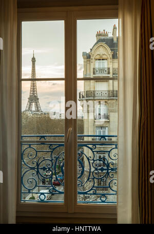 La Tour Eiffel, Paris, France, par le biais d'une fenêtre d'appartement. Banque D'Images