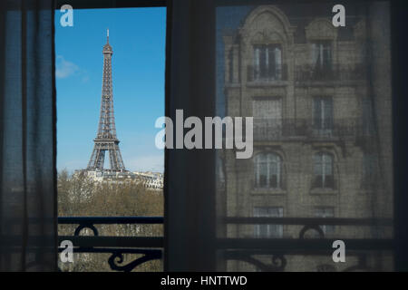 La Tour Eiffel, Paris, France, vue à travers une fenêtre. Banque D'Images