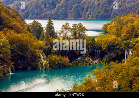 Stock Photo - Eau minérale Plitvice Lakes & chutes d'eau. Les lacs de Plitvice (Parc National Plitvička ), la Croatie. Site du patrimoine mondial de l'UNESCO Banque D'Images