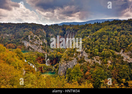 Stock Photo - Eau minérale Plitvice Lakes & chutes d'eau. Les lacs de Plitvice (Parc National Plitvička ), la Croatie. Site du patrimoine mondial de l'UNESCO Banque D'Images