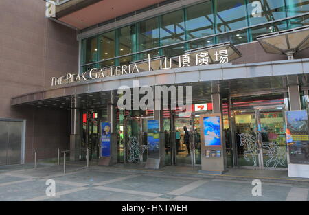 Personnes visitent le Peak Galleria. à Hong Kong. Le pic de Galleria est un complexe commercial et de loisirs situé au sommet de Victoria Peak. Banque D'Images