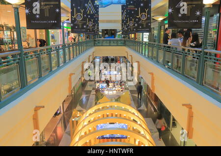 Personnes visitent le Peak Galleria. à Hong Kong. Le pic de Galleria est un complexe commercial et de loisirs situé au sommet de Victoria Peak. Banque D'Images