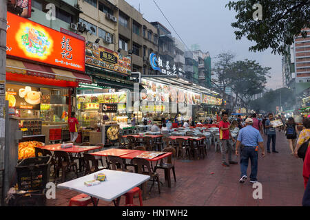 KUALA LUMPUR, MALAISIE - 25 NOVEMBRE 2016 : marché alimentaire de la rue Jalan Alor à Bukit Bintang au cœur de Kuala Lumpur. Banque D'Images