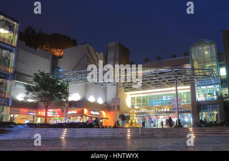 Personnes visitent le Peak Galleria à Hong Kong. Le pic de Galleria est un complexe commercial et de loisirs situé au sommet de Victoria Peak. Banque D'Images