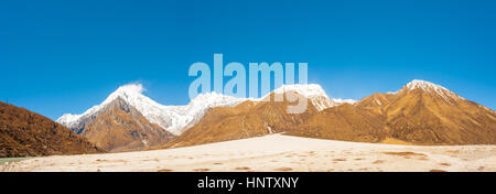 Vue panoramique vue paysage de montagnes de l'Himalaya et Langtang Lirung avec pic vallée aride toundra alpine à haute altitude près de Kyanj Banque D'Images