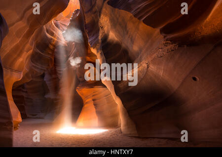 Faisceau de lumière sous terre à l'Upper Antelope Slot Canyon. Photographie de paysage Banque D'Images