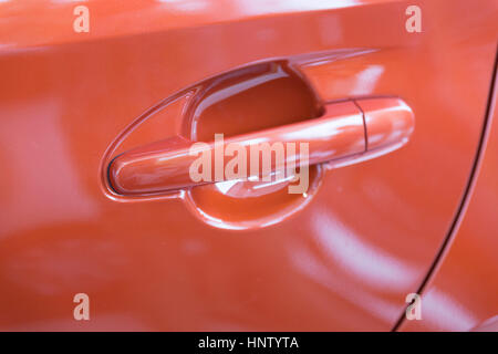 Poignée de porte de voiture orange nouvelle automobile, selective focus Banque D'Images