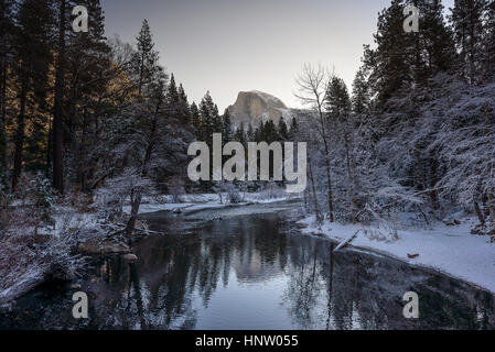 Point à couper le souffle dans le Parc National de Yosemite en hiver. Photographie de paysage Banque D'Images