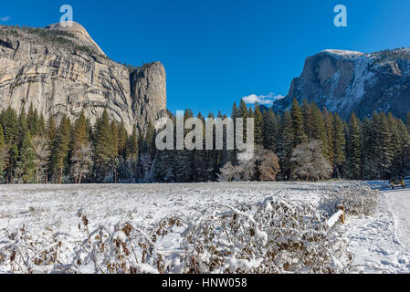 Point à couper le souffle dans le Parc National de Yosemite en hiver. Photographie de paysage Banque D'Images