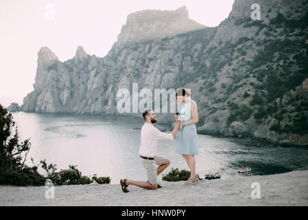 Caucasian man proposant le mariage avec femme at beach Banque D'Images