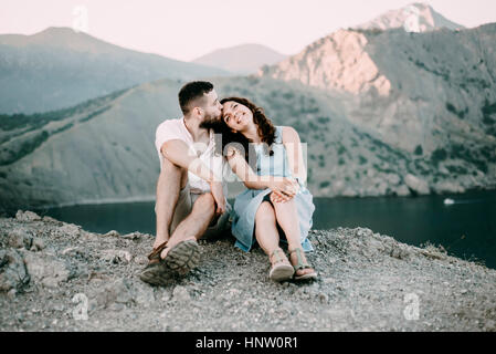 Caucasian man kissing woman on front au lac Banque D'Images