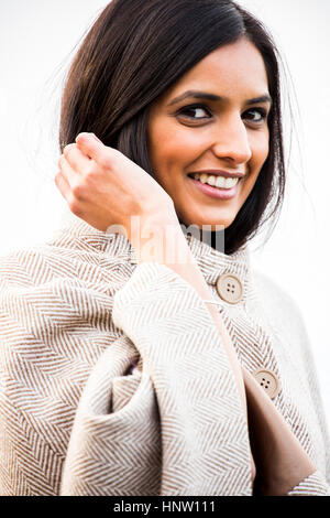 Portrait of smiling woman wearing coat Banque D'Images