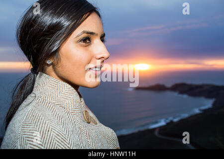 Portrait de femme indienne près de ocean at sunset Banque D'Images