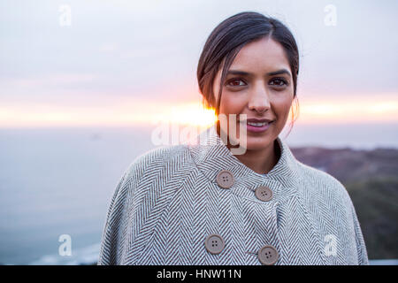 Portrait de femme indienne grave près de ocean at sunset Banque D'Images