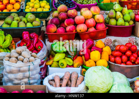 Variété de fruits et légumes frais au marché intérieur Banque D'Images