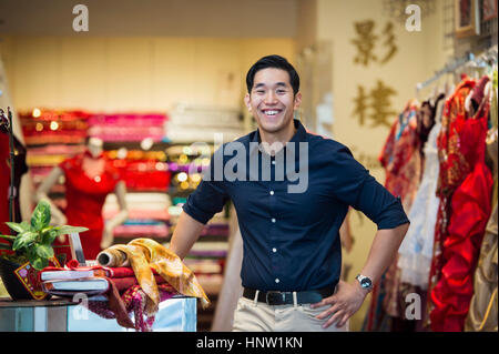 Chinese man posing in store Banque D'Images