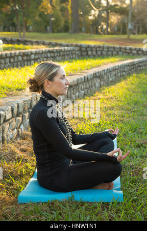 Caucasian woman in park Banque D'Images