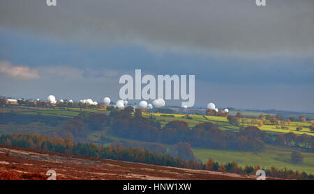 Des nuages au-dessus de RAF Station radar de Fylingdales, moody paysage, Yorkshire, Angleterre, Royaume-Uni. (HDR) Banque D'Images