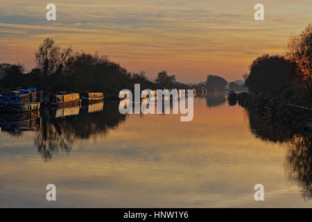 Coucher de soleil sur le Canal de Gloucester et la netteté du pont Patch, Slimbridge, Gloucestershire, Angleterre, Royaume-Uni. Banque D'Images
