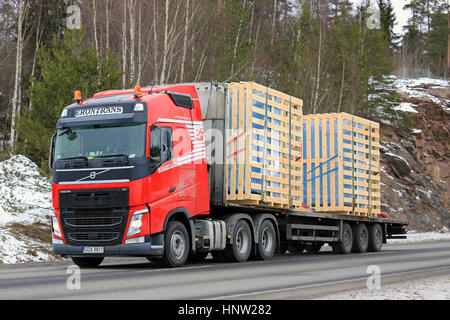 KARJAA, FINLANDE - le 11 février 2017 : Volvo FH Rouge de transports Erontrans semi industrielle deux objets sur la remorque à plat le long de la route en hiver. Banque D'Images