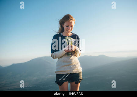 Caucasian woman holding bouquet de fleurs sauvages Banque D'Images