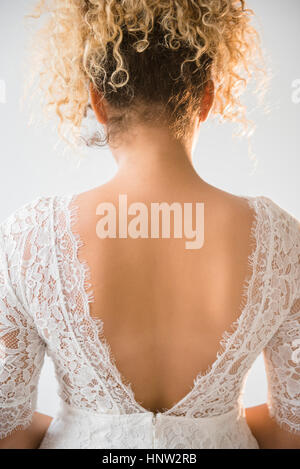 Retour de Mixed Race woman wearing wedding dress Banque D'Images