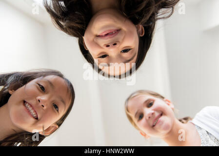 Portrait of smiling girls looking down Banque D'Images