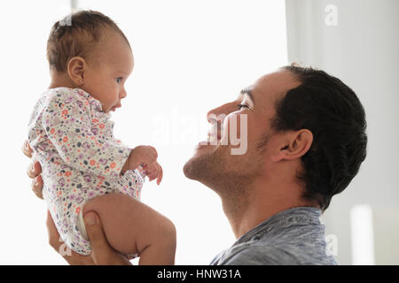 Père fille bébé de levage hispanique Banque D'Images