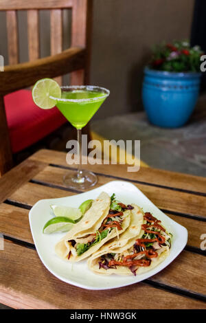 Les tacos sur plaque avec Marguerite Banque D'Images