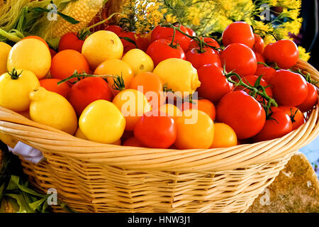 Panier de citrons frais et des tomates au marché intérieur Banque D'Images