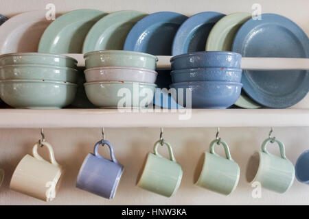 Bleu et vert, assiettes, bols et tasses à café sur la tablette Banque D'Images