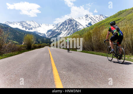 Les gens le vélo sur route de montagne Banque D'Images