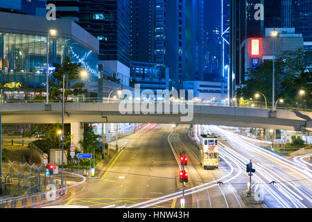 Hong Kong - 22 Février, 2014 : Hong Kong célèbre tramway à double étage en passant sous le pont de nuit le Februalry 22, 2014, Hong Kong. Banque D'Images