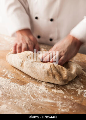 Mains de la pâte à pétrir Baker Banque D'Images