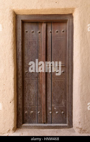 Vieille porte sculptée. Porte d'entrée en bois d'un ancien fort arabe à Al Ain, Émirats Arabes Unis Banque D'Images