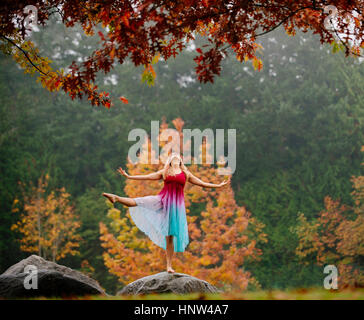 Caucasian ballerina danse le rock in park Banque D'Images