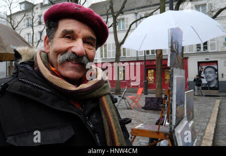 Un artiste pose pour une photo à la Place du Tertre, Montmartre, Paris France Banque D'Images